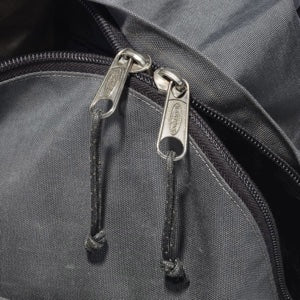 Cursore (ancora attaccato a entrambi i lati del nastro della zip)